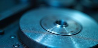 Шероховатость: Ошибки, которых стоит избегать? Макросъемка шероховатости металлической поверхности с характерным рисунком механической обработки